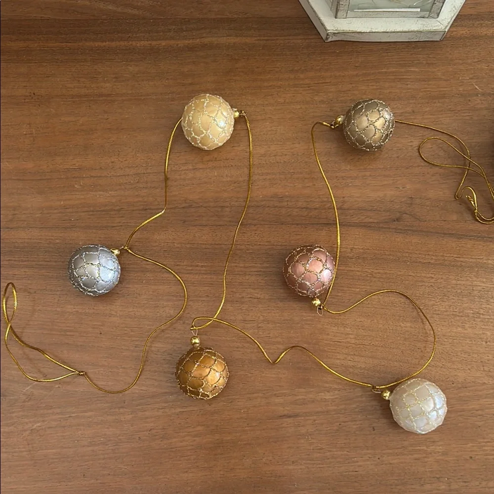 Elegant Multicolor Ornament Garland